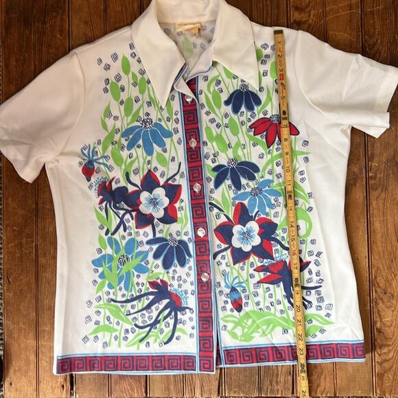 Vintage women’s 1970s polyester, Polynesian Floral Graphic Short Sleeve Shirt - Picture 6 of 7